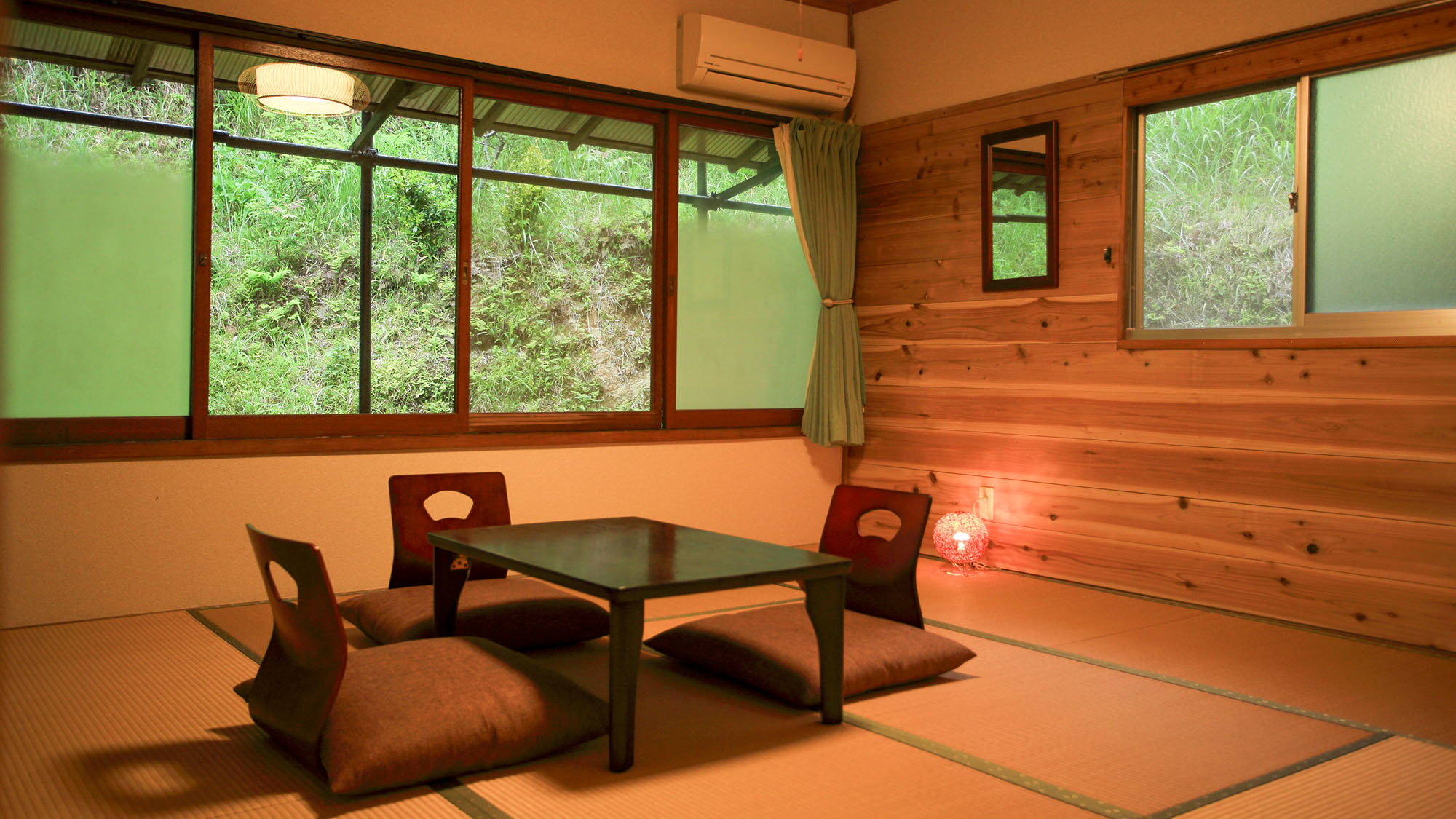 ・【部屋／203】窓が2面ある明るいお部屋。エアコン完備で快適に滞在していただけます