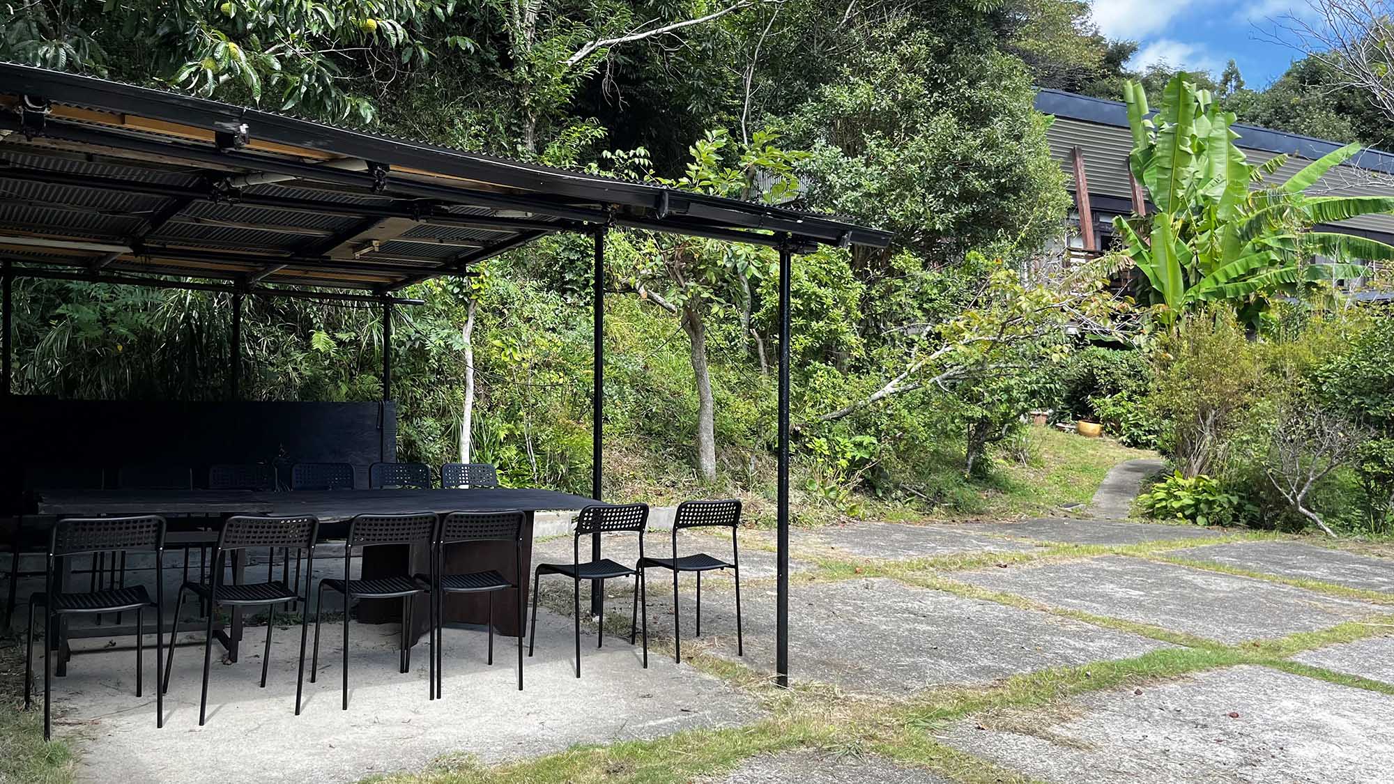・【BBQスペース（一棟貸切のみ）】施設の目の前でBBQが可能。屋根付きで暑い日や雨天時も安心です
