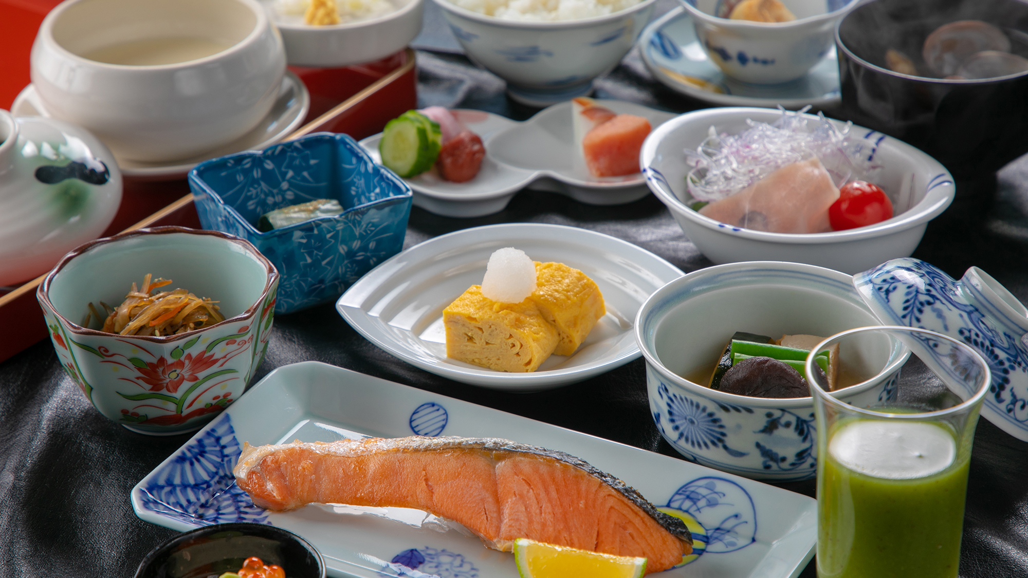 【朝食一例】気持ちの良い朝食で一日を過ごしていただけますように和食を中心としたメニューです。