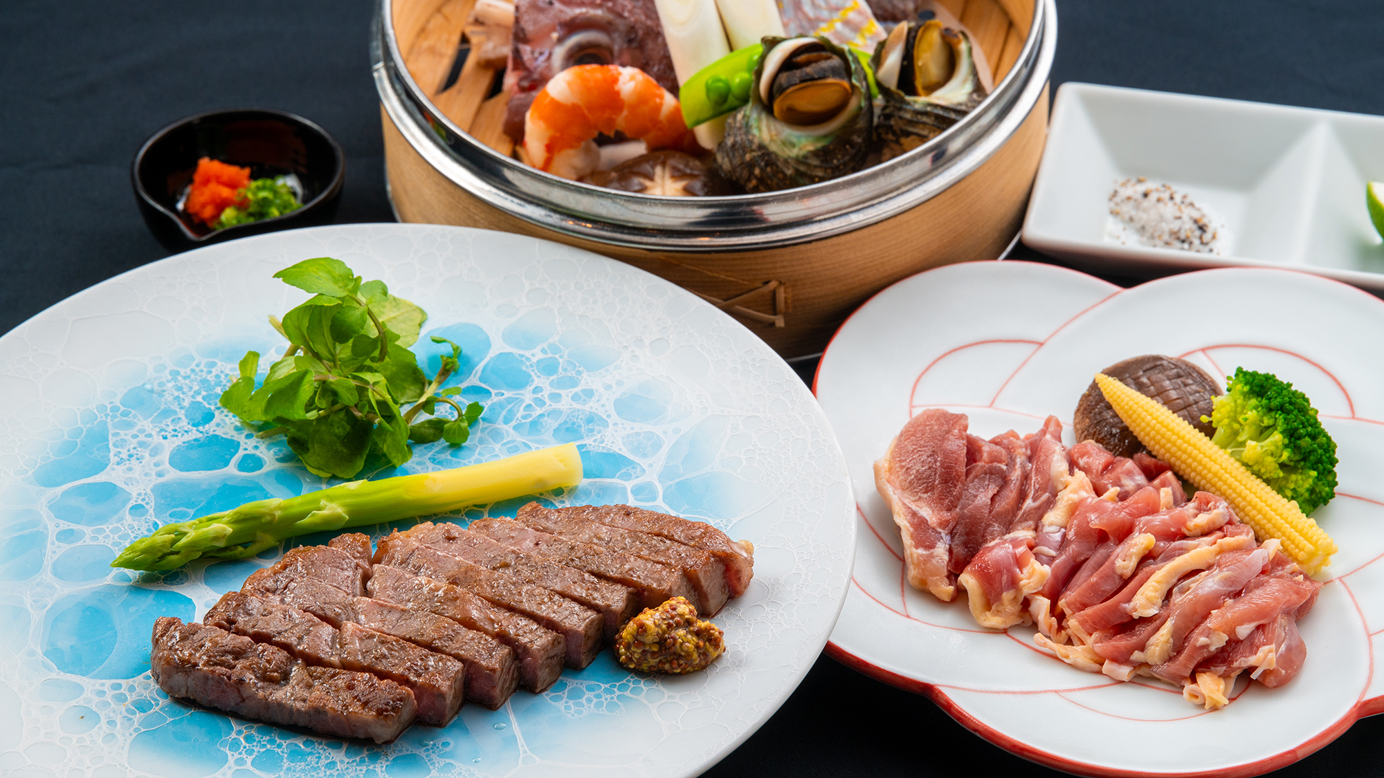 【夕食一例】「おおいた和牛」と「大分県産地鶏豊のしゃも」は九州を代表するお肉です。