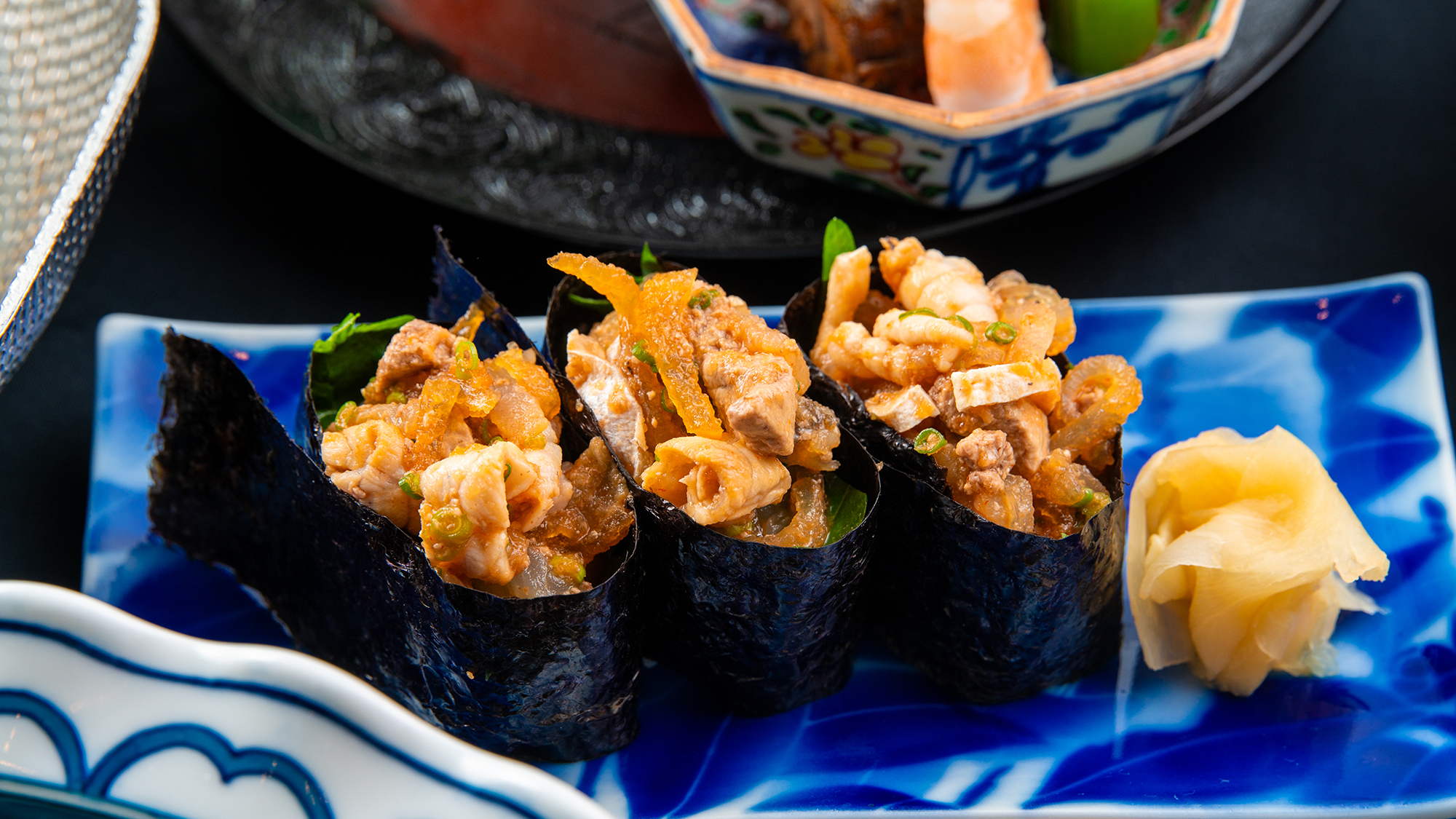 【夕食一例】一貫ごとにふぐの皮の複雑な食感と深い旨味を堪能できる、高級食材を余すところなく味わえる一