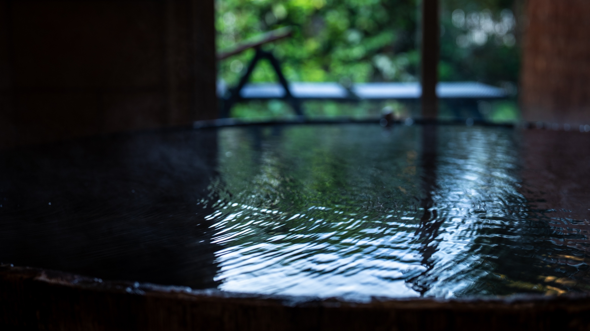 【家族風呂　由布の湯】湯浴みの合間にテラスから望む景色をお楽しみください。