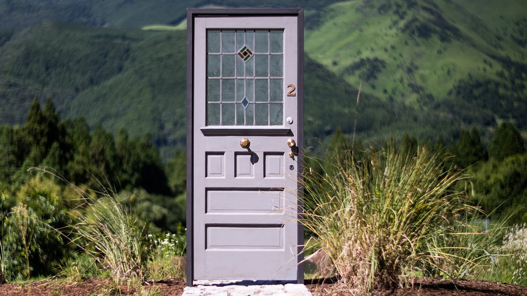 【フォトスポット】由布岳を望む静かな丘にひっそりと佇む不思議な扉