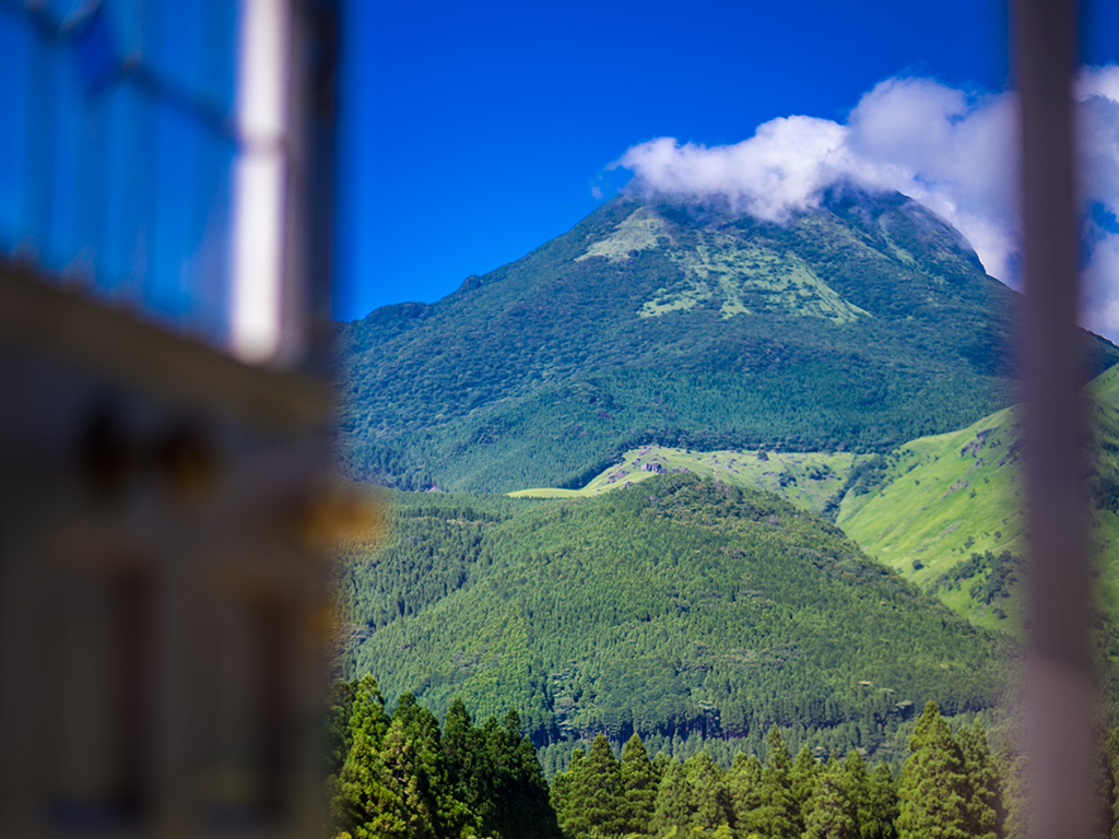 【フォトスポット】時空の扉からの秀峰由布岳