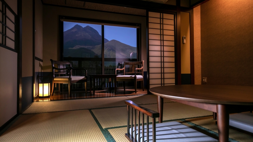 【由布岳側客室】窓から湯布院のシンボルともいえる雄大な「由布岳」を一望できます。