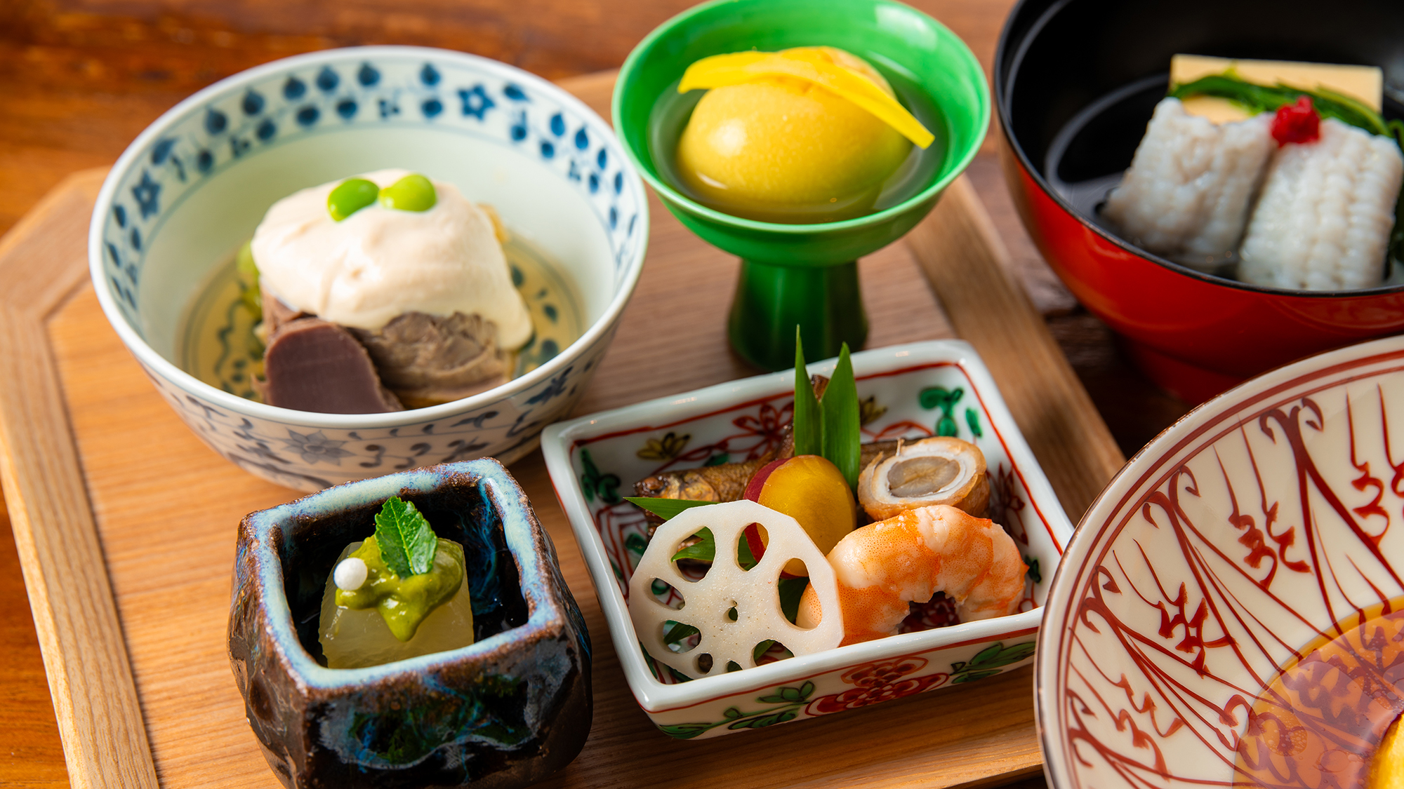 【夕食一例】季節感と美意識が感じられる、日本料理ならではの心配りが行き届いた盛り合わせ