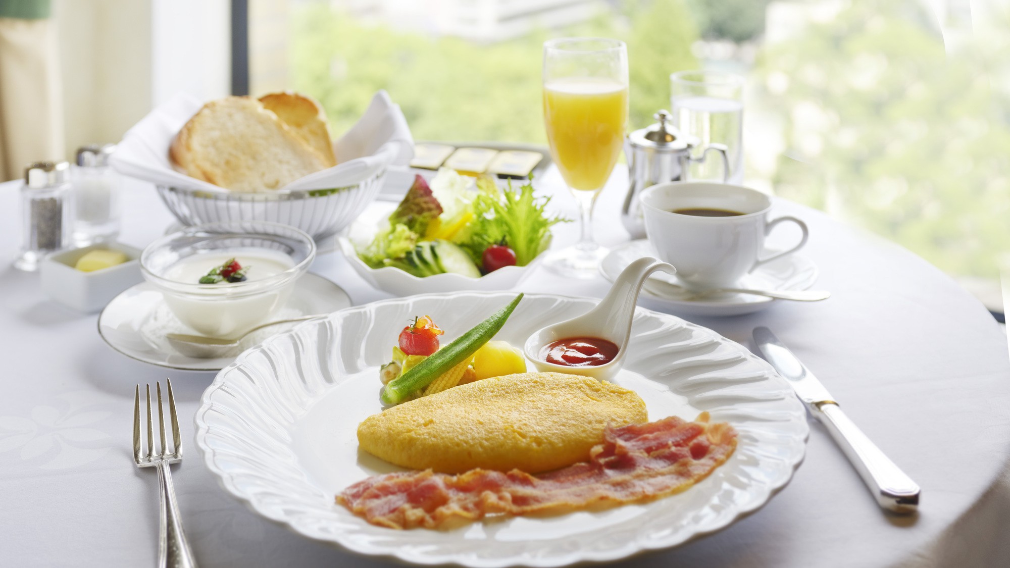 ルームサービスの朝食で優雅なひとときを