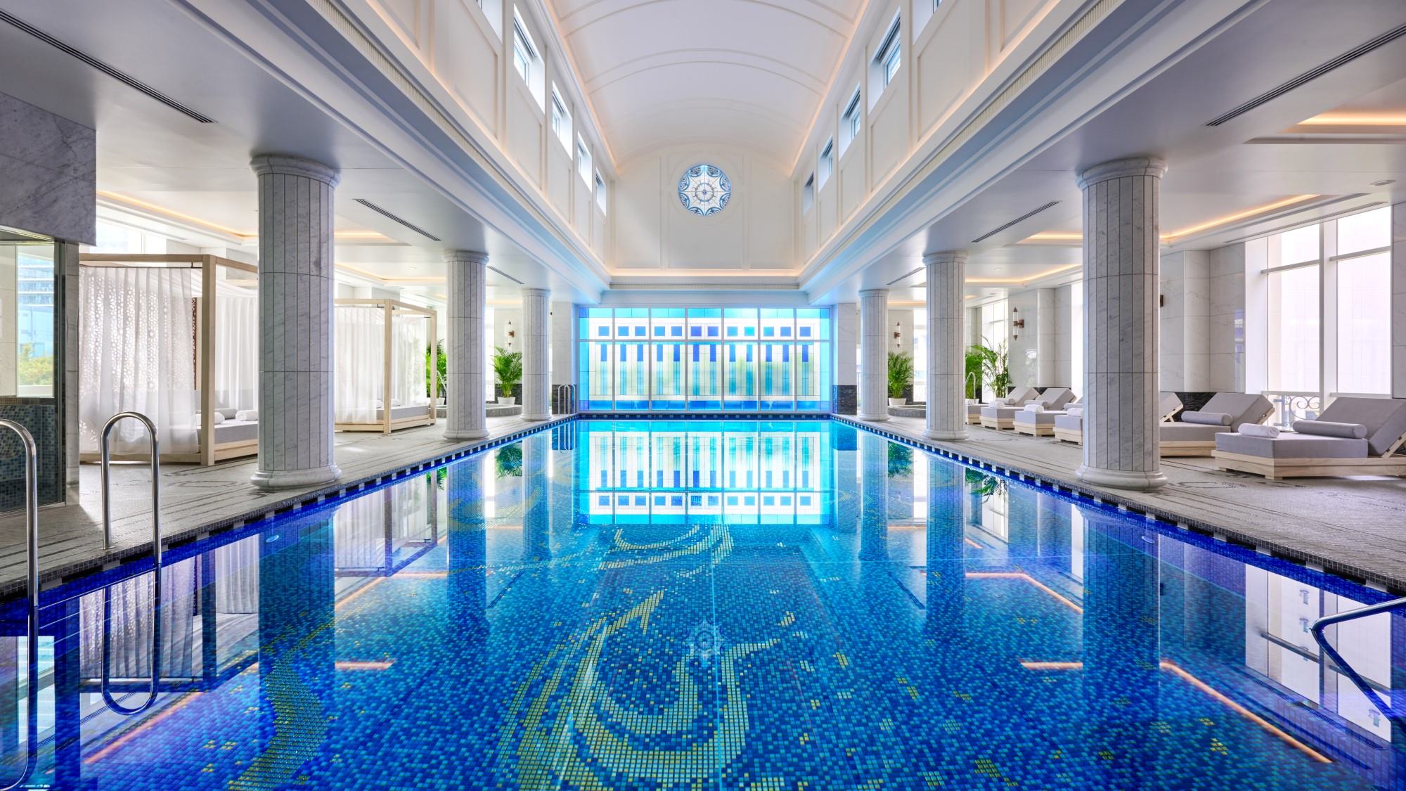 【The Spa ESPACIO MEIKAN】ステンドグラスから美しい光が差し込むプールエリア