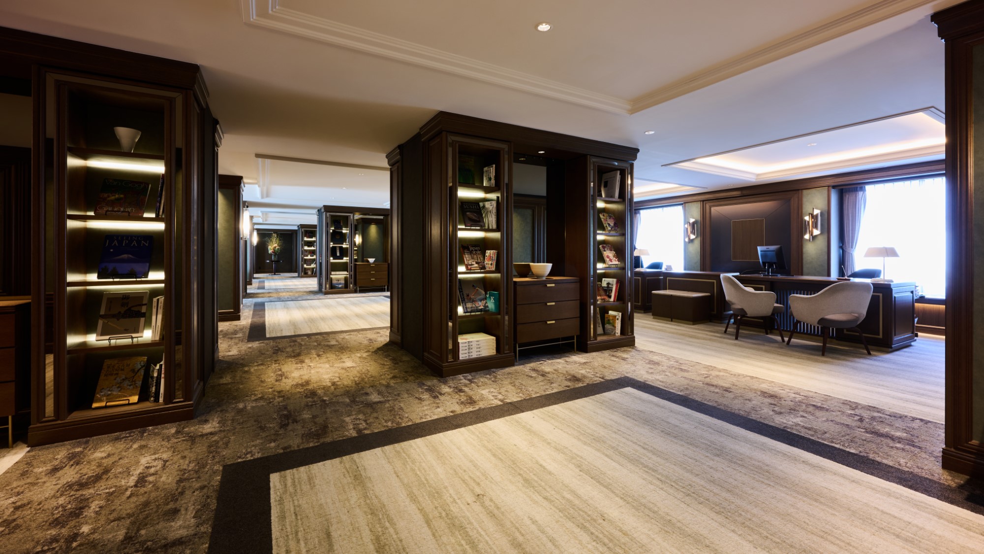 【6階 宿泊者専用ラウンジ】名古屋にゆかりのある書物をはじめ、さまざまなコレクションをご用意