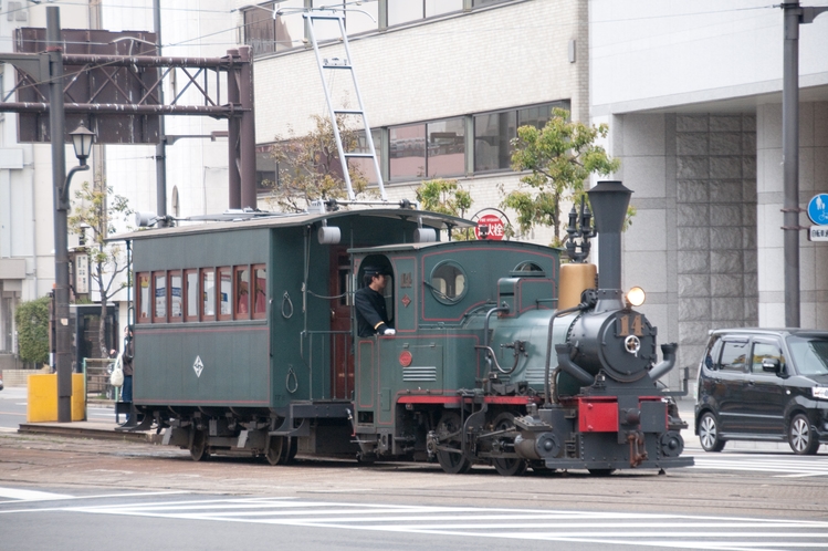 夏目漱石の小説、「坊つちやん」に登場する蒸気機関車が街中を走ります！