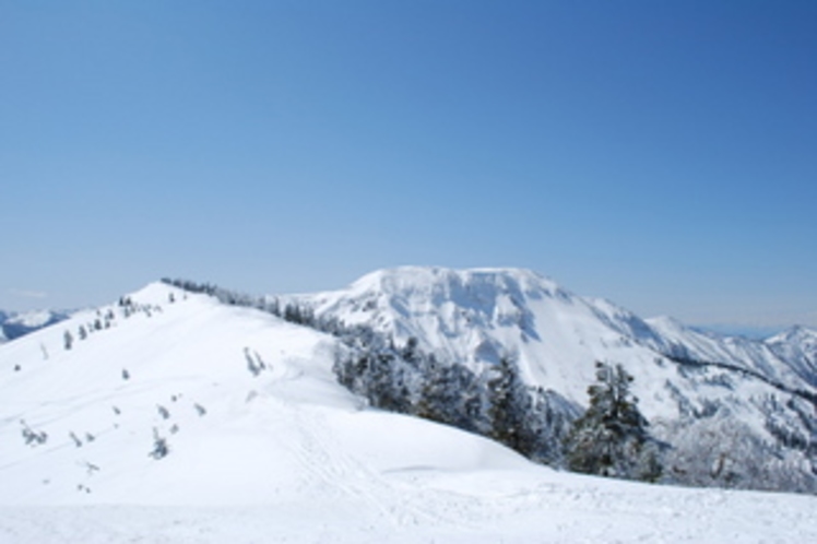 春夏秋と登れる苗場山も、冬は眺めるだけの休憩タイムです。