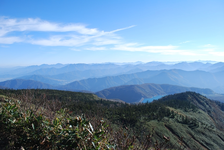 秋の苗場登山　かぐら峰から田代湖の絶景