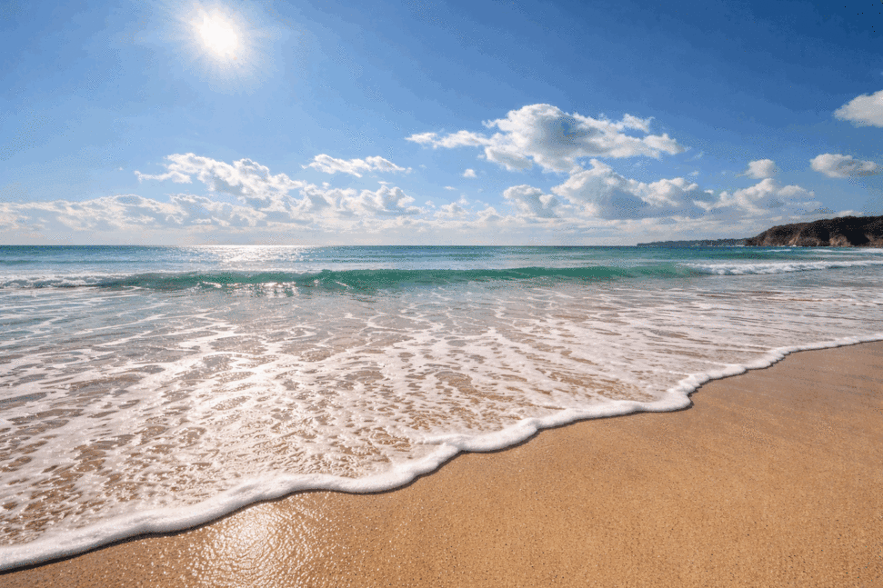 オーシャンフロント満喫プラン。目の前に広がる海と波音を感じながら、BBQやマリンスポーツを楽しめます