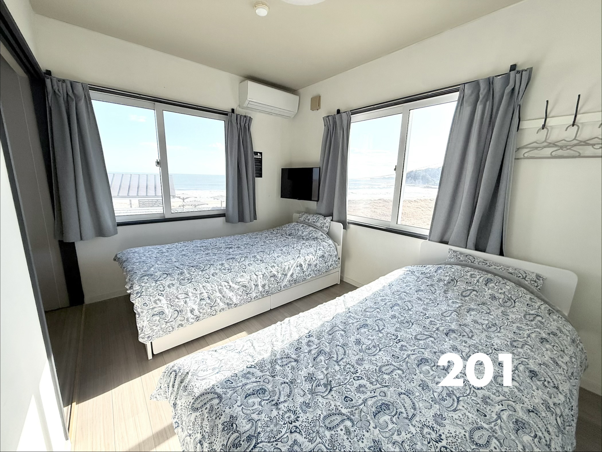 ６畳洋室　2 beds + 1 extra bed 