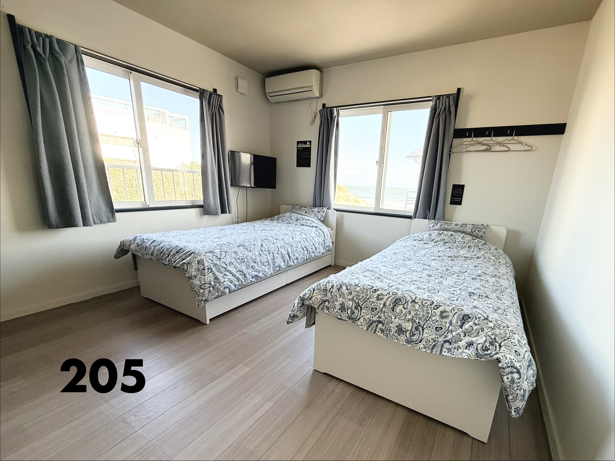 8畳洋室　2 beds + 1 extra bed 
