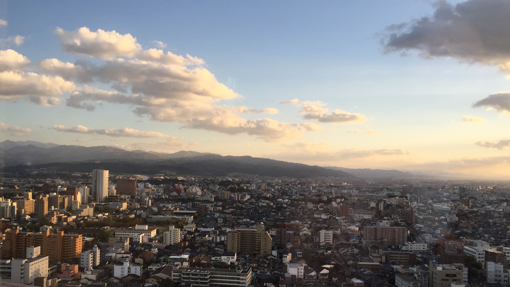 お部屋から金沢の街並み（夕景・一例）