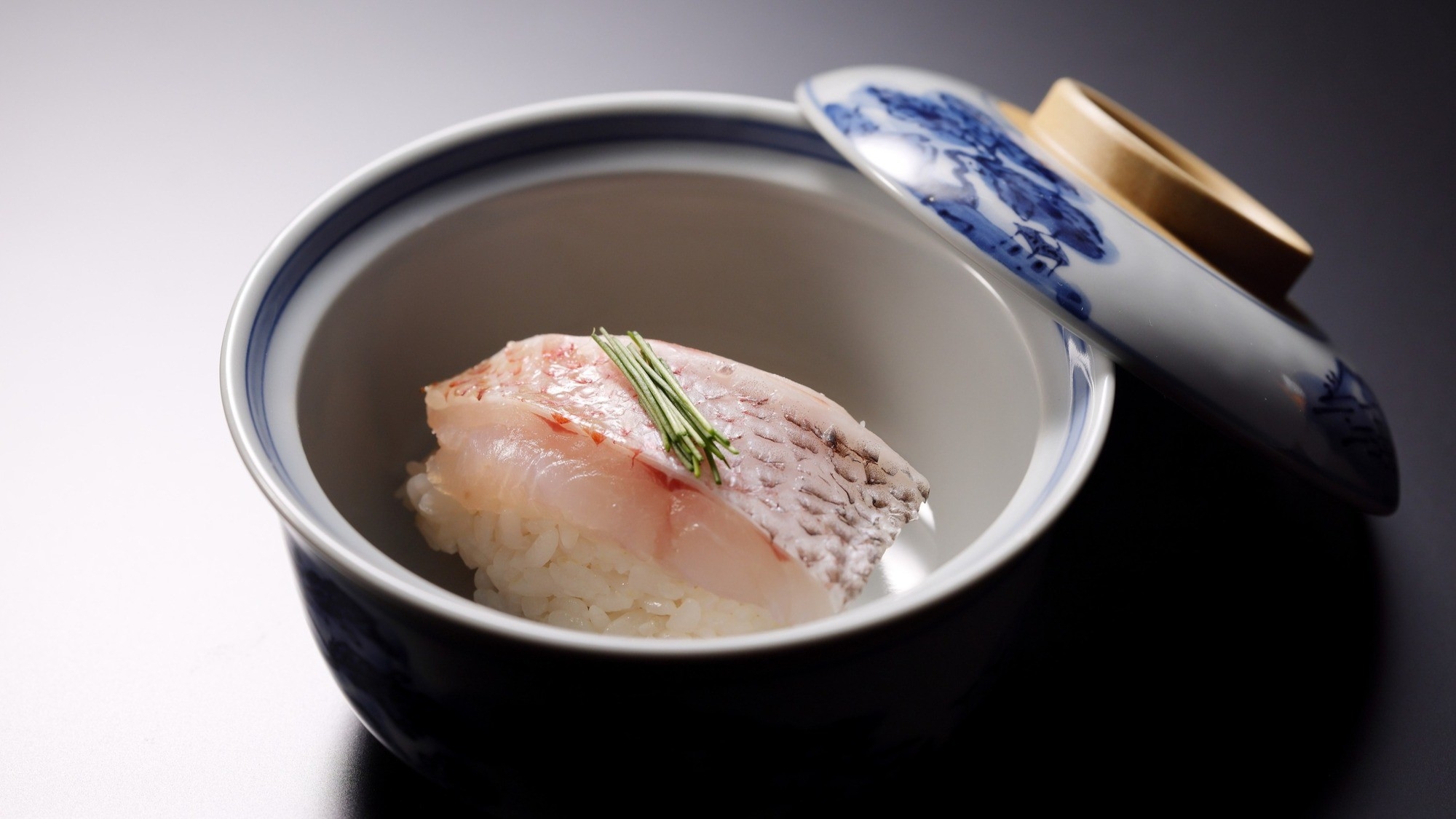 【季節の寿司会席】板前おすすめ握りと日本料理を楽しめる「寿司会席」をテーブル席にて＜夕・朝食付＞