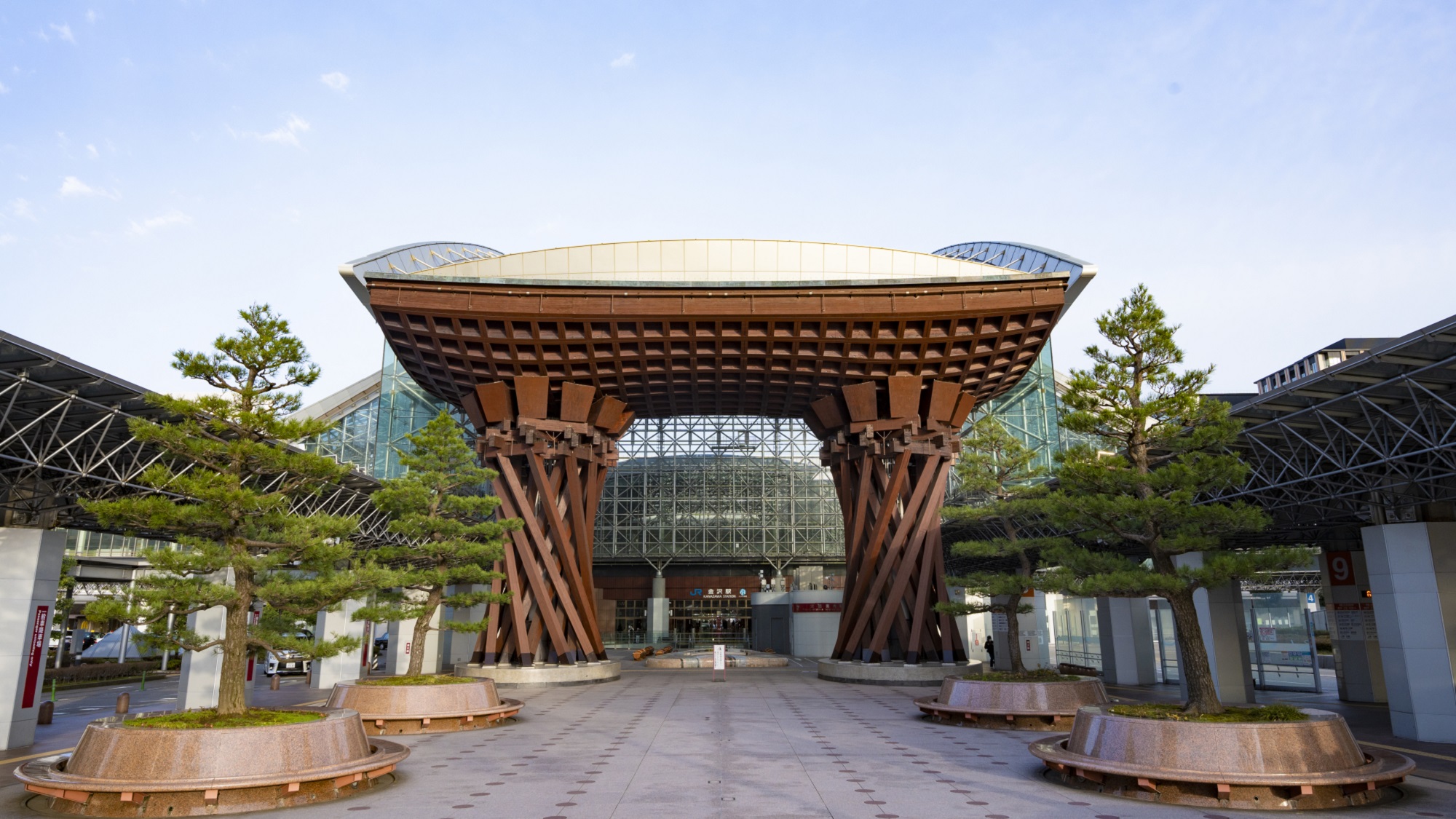 JR金沢駅兼六園口・鼓門