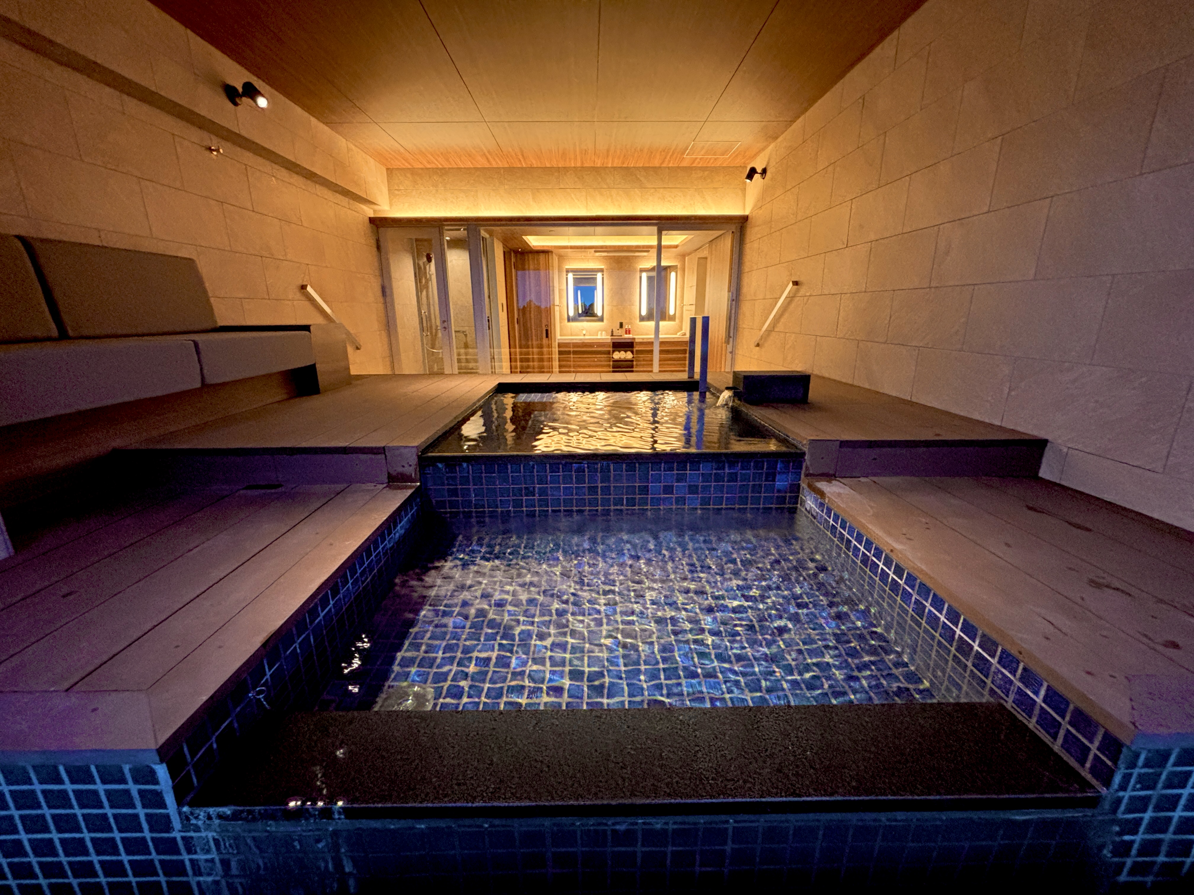 各SPA SUITE 共通露天風呂（窓側から撮影）