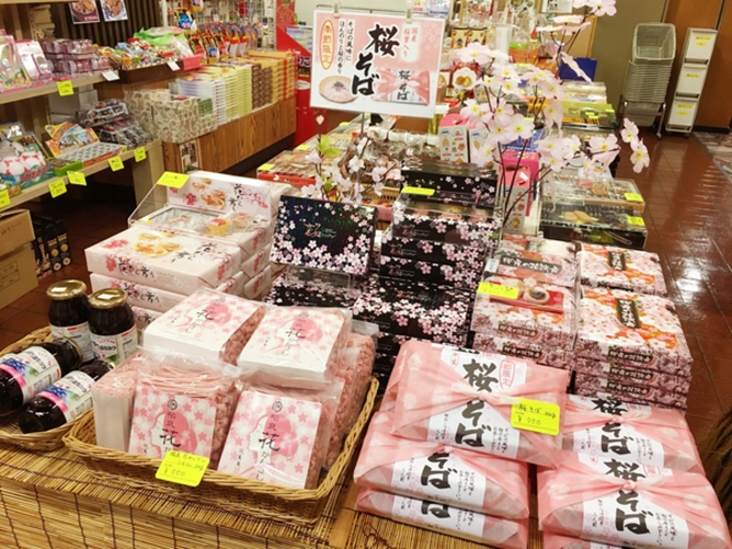 フロント向かいにある売店（春）