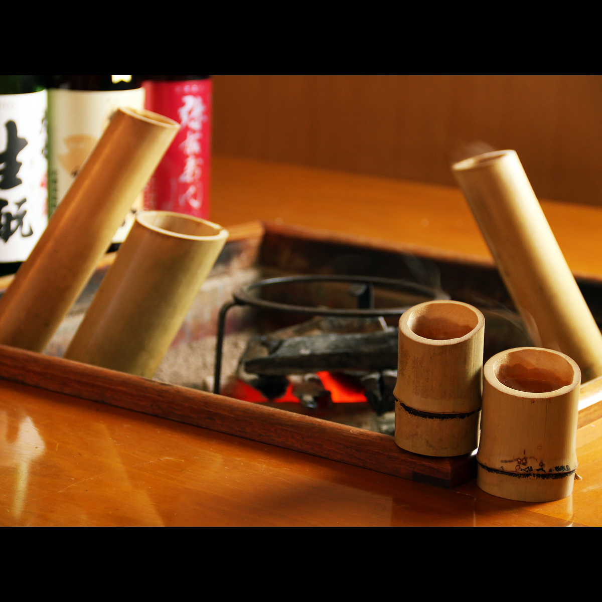 囲炉裏炭火ならではの楽しみ方。竹酒熱燗は、じっくりと温まるので、まろやかな口当たりに・・・