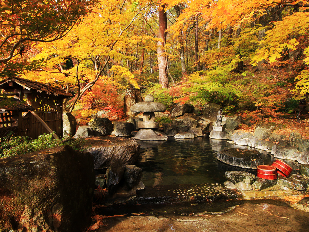 【紅葉シーズン岩露天】大自然に囲まれた露天風呂。この時期にしか楽しめない景色をお楽しみ下さい