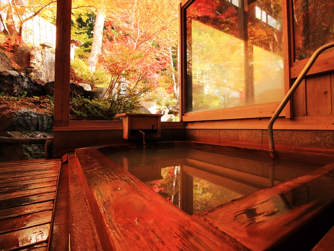 【紅葉シーズンの屋根付半露天】水面に映る紅葉を見ながら入る温泉は別格です・・・