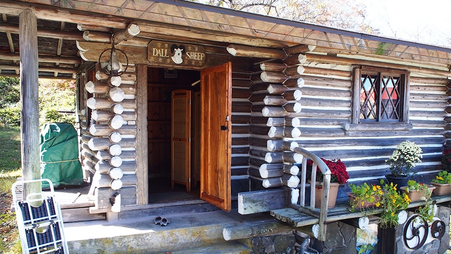 ・【ドールシープ・コテージ】2階建て山小屋風コテージはバス・トイレ付。ワンちゃんも一緒に！