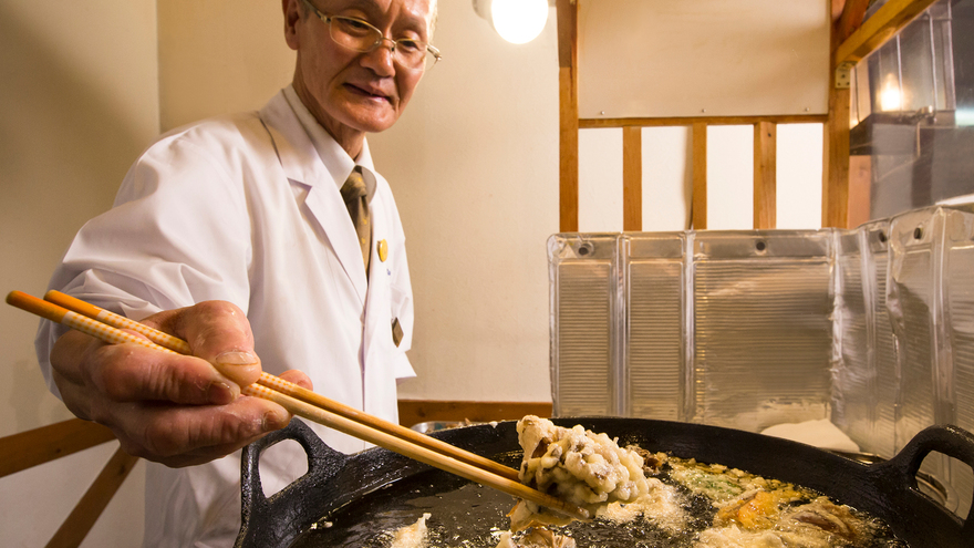 その場でカラッと揚げる天ぷらはホロホロ山荘の名物です。