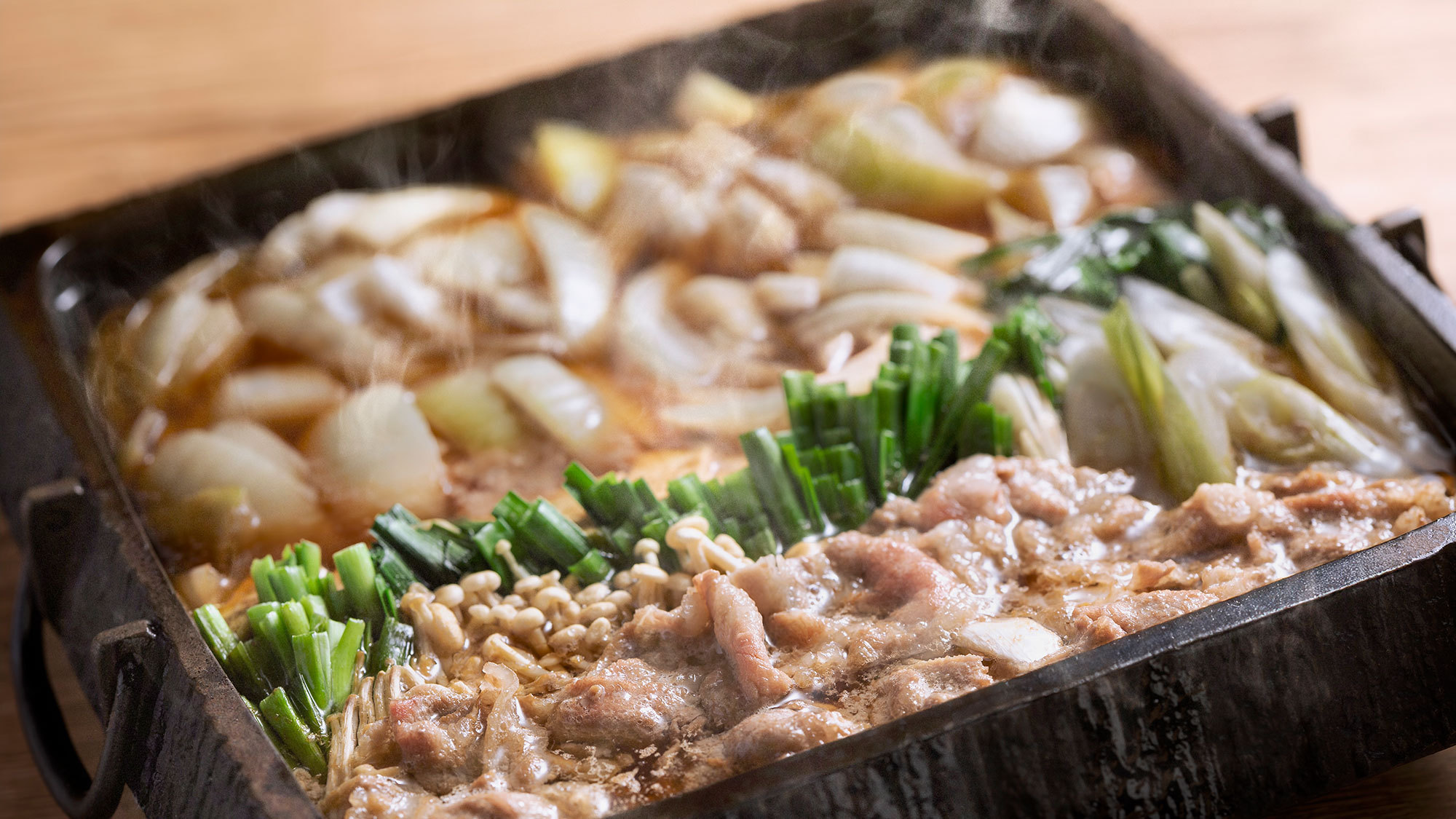 【バイキング】ニラ入り牛すき焼き風はとろ～り温泉卵をのせて。風味が良い柚子長いもとろろもお勧め。