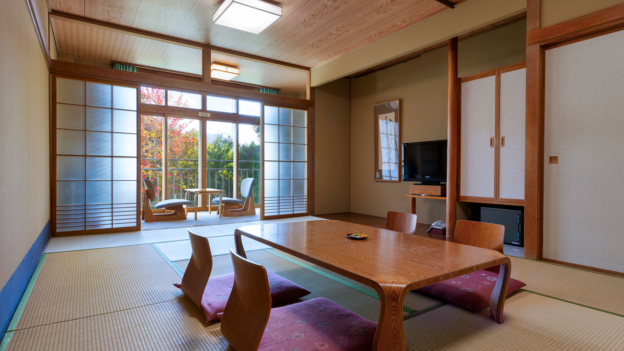 【和室】大きな窓一面に広がる自然。今日だけは何にも邪魔されずにのほほん。