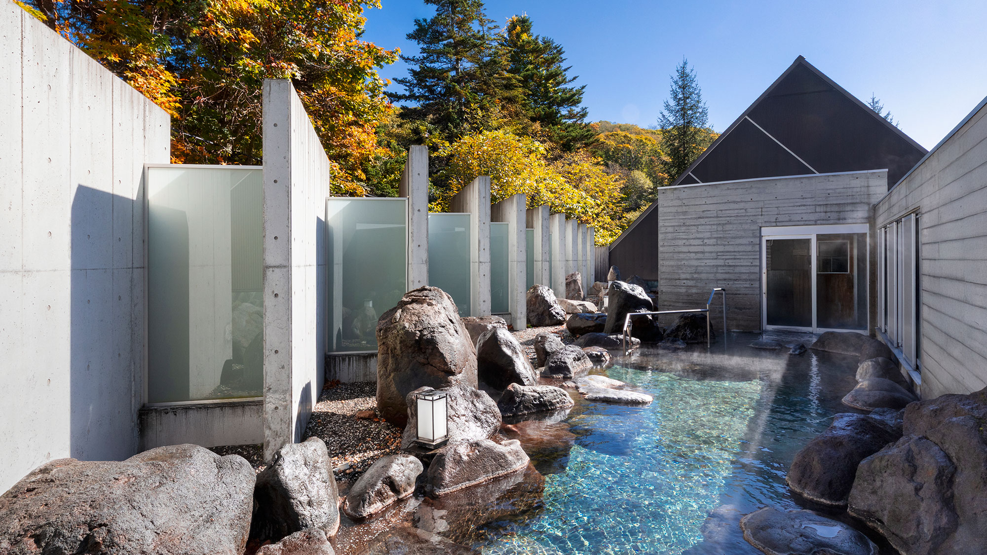 【露天風呂】紅葉、黄葉、緑と、コントラストが楽しい秋の北湯沢。