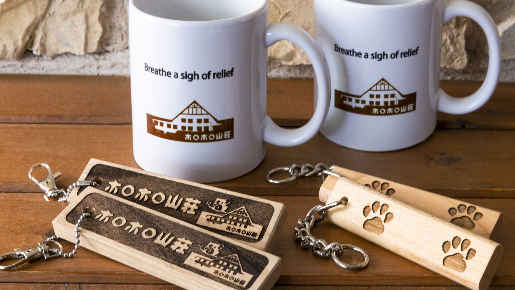 【オリジナル商品】ワンちゃんルーム宿泊者用のマグカップと人気のキーホルダー。どちらも売店で好評販売中