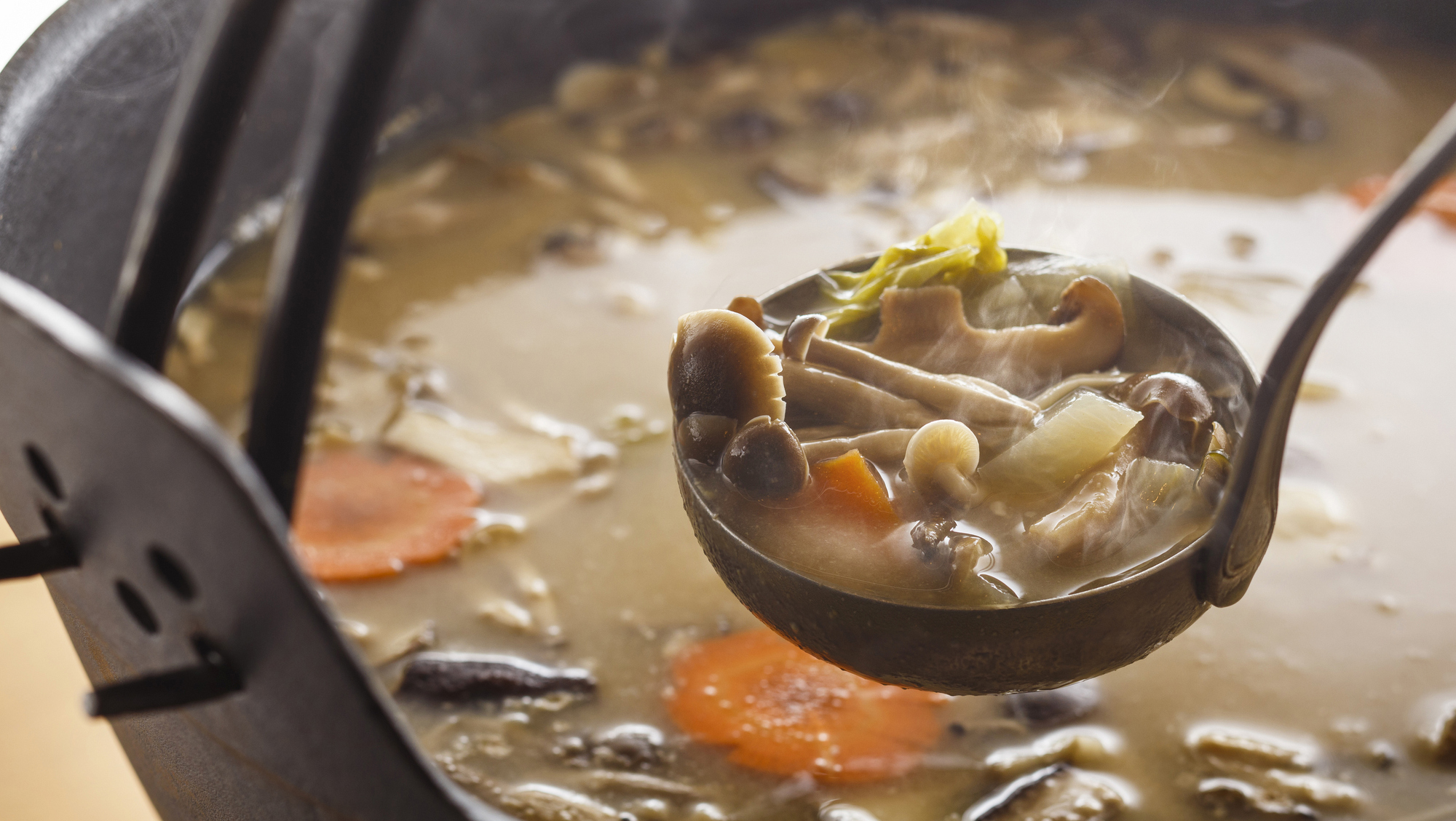 【バイキング】北海道産大豆・米・塩で作った野口観光こだわりの味噌汁。具材は季節の野菜などがたっぷり