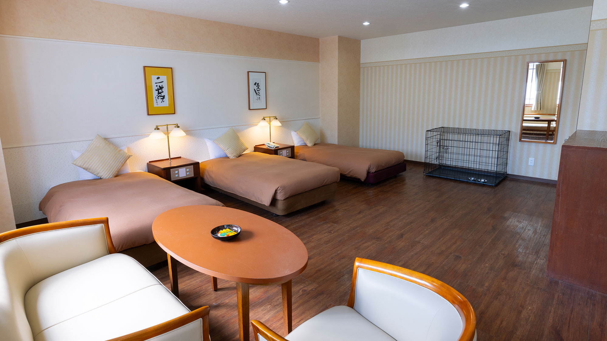 【ワンちゃん洋室】フリースペースが広いのでワンちゃんもストレスフリー（トリプルルーム）