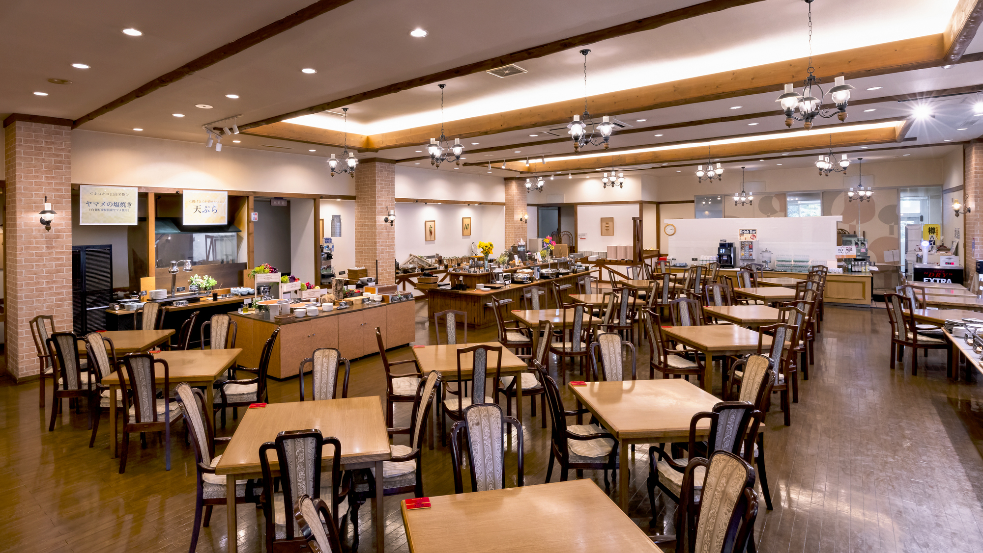 【レストラン】山荘をイメージ。木の温もりを感じながら楽しいお食事タイムを