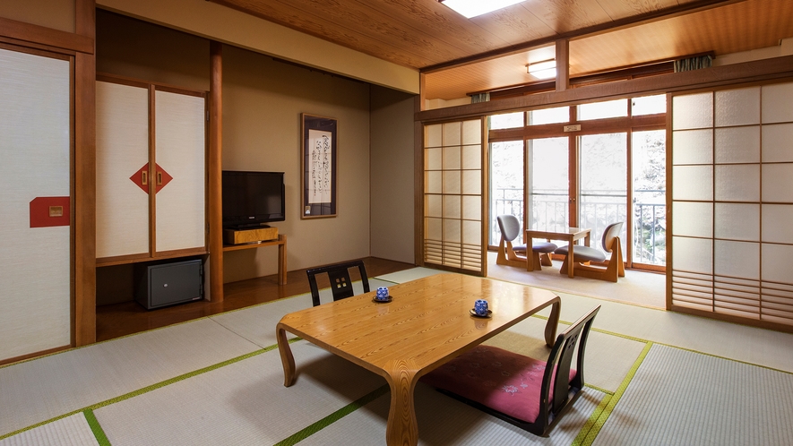 【和室】北湯沢の自然が窓に広がる和室は12畳、ゆったりとお寛ぎいただけます。