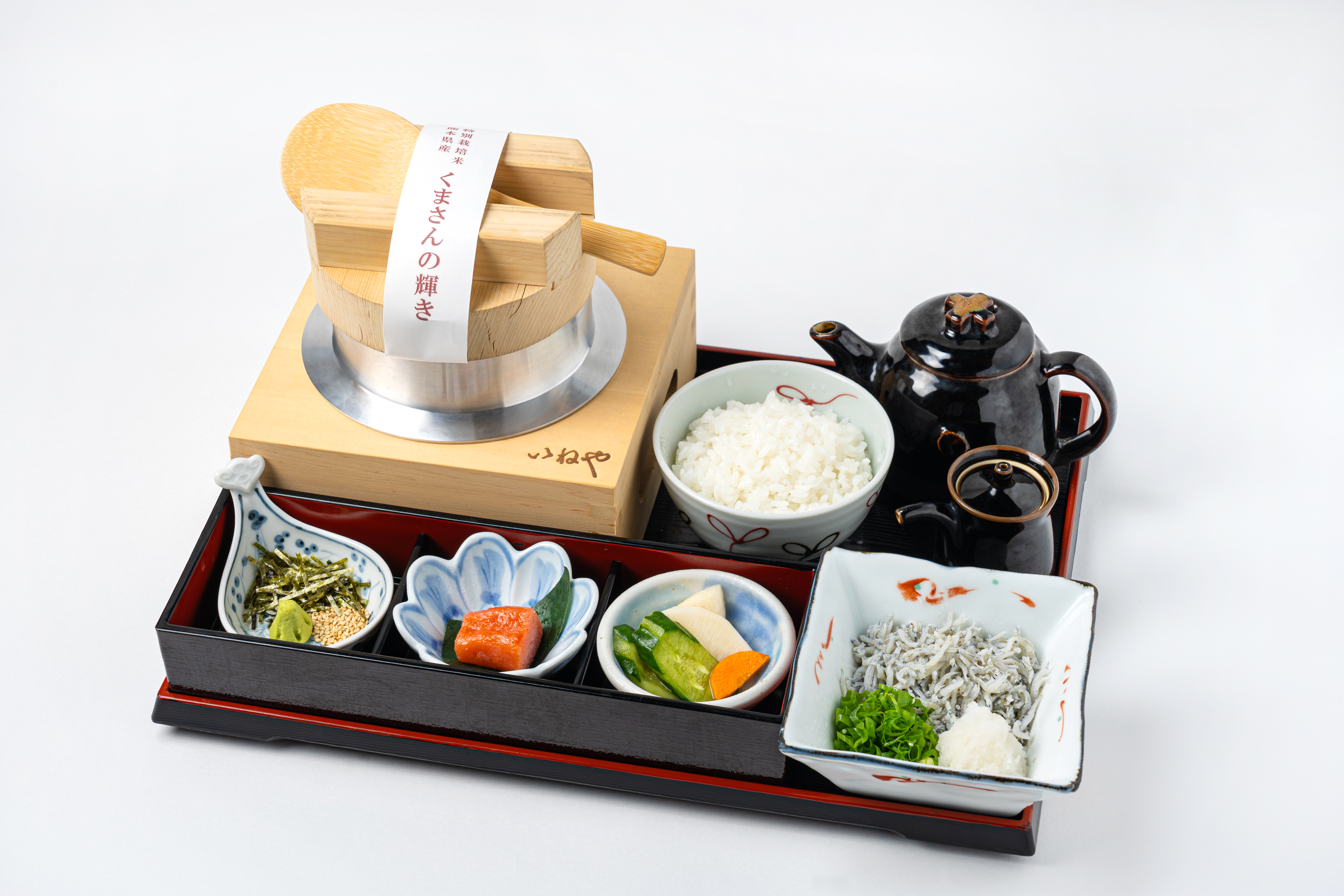 炊きたてのご飯の上に、しらすやトッピングをお好みでのせ、甘口醤油とお出汁でお茶漬けとしてもどうぞ。※2025年4月28日からの新メニューです。