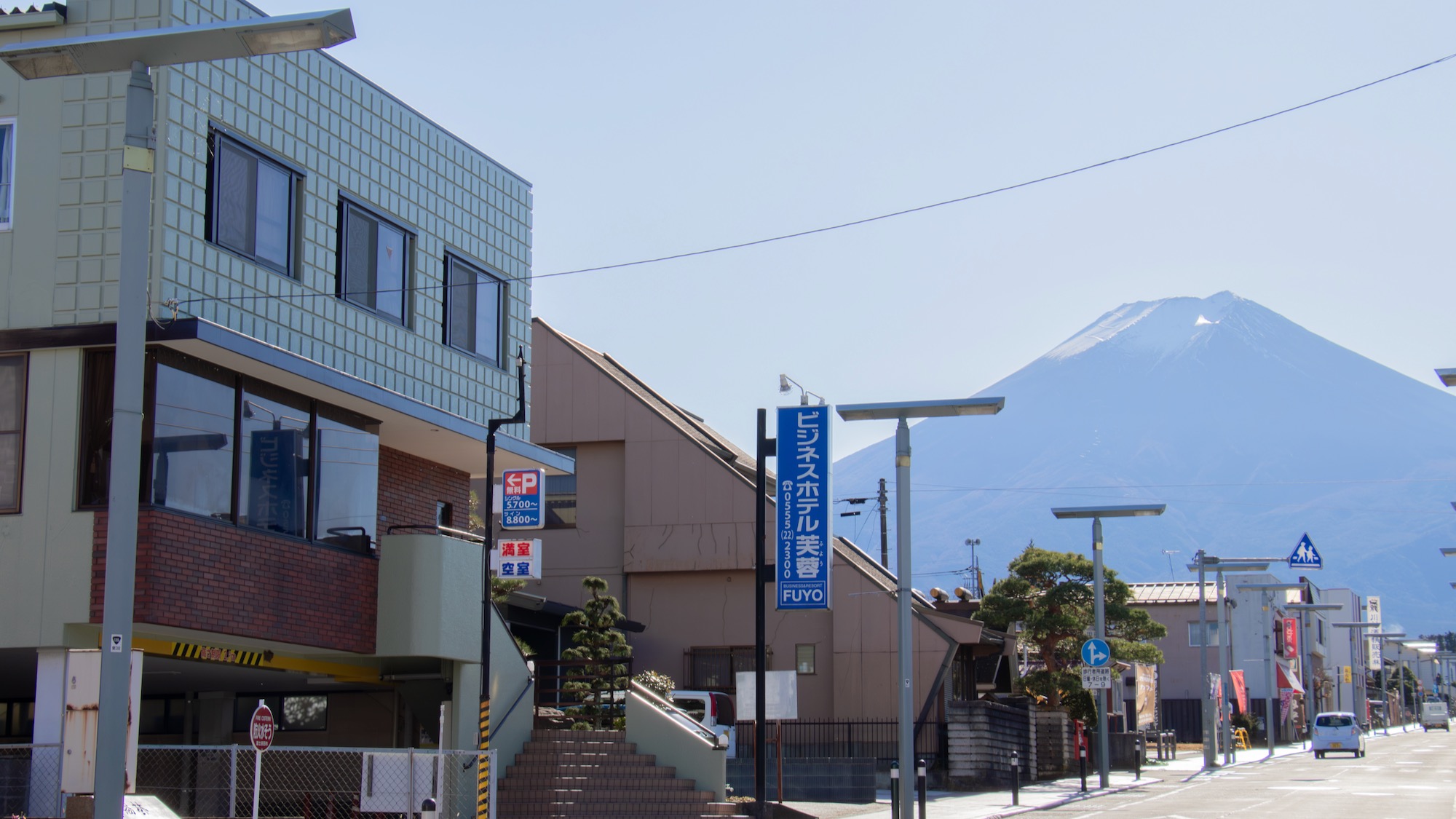 ホテル外観と富士山