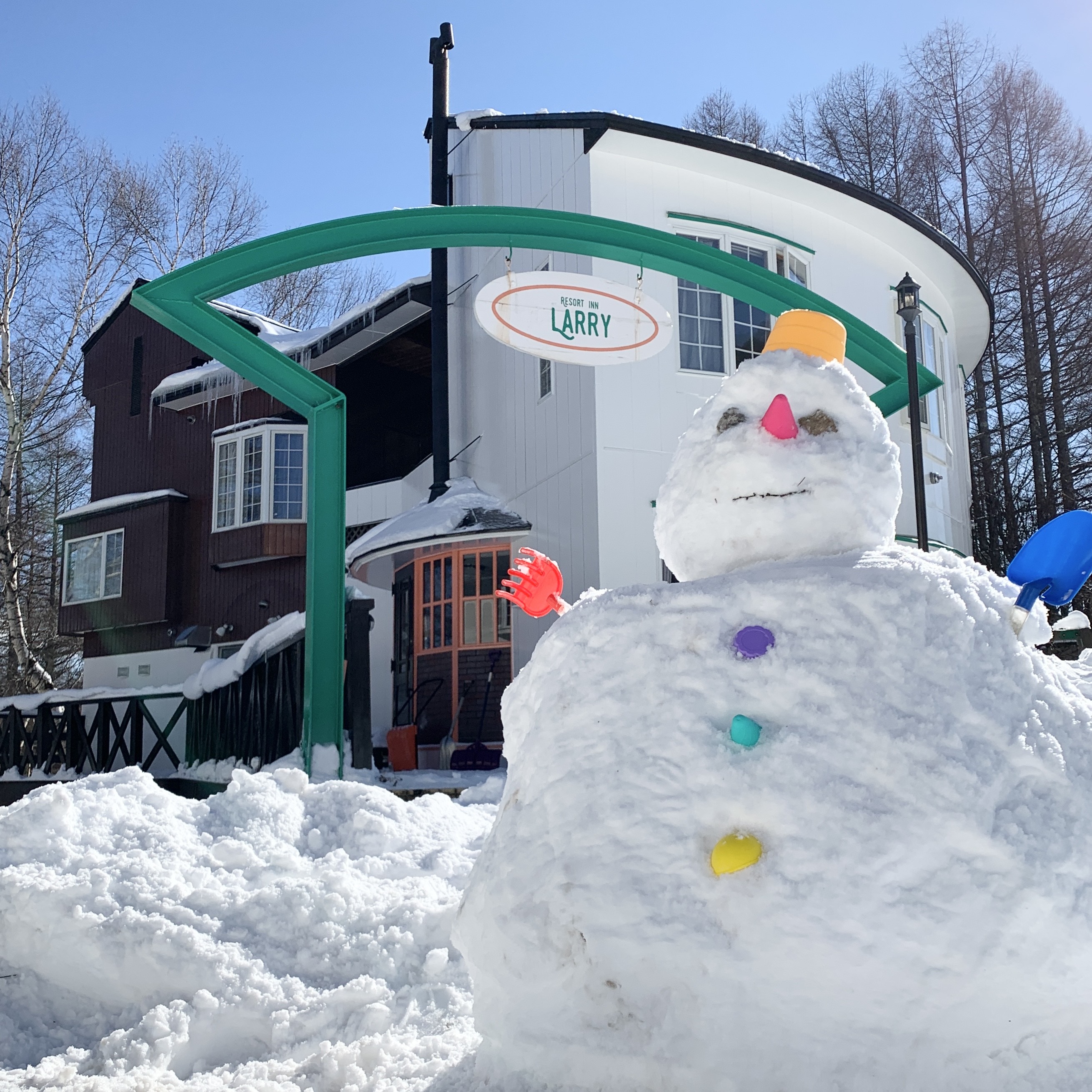 建物外観　冬雪だるま