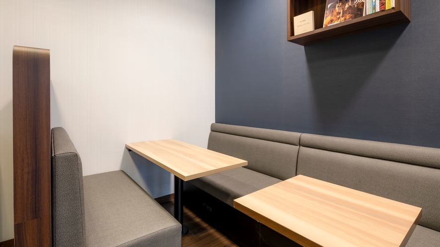 【ライブラリーカフェ】カフェ内のBOX席はテレワークや商談などにぴったり。