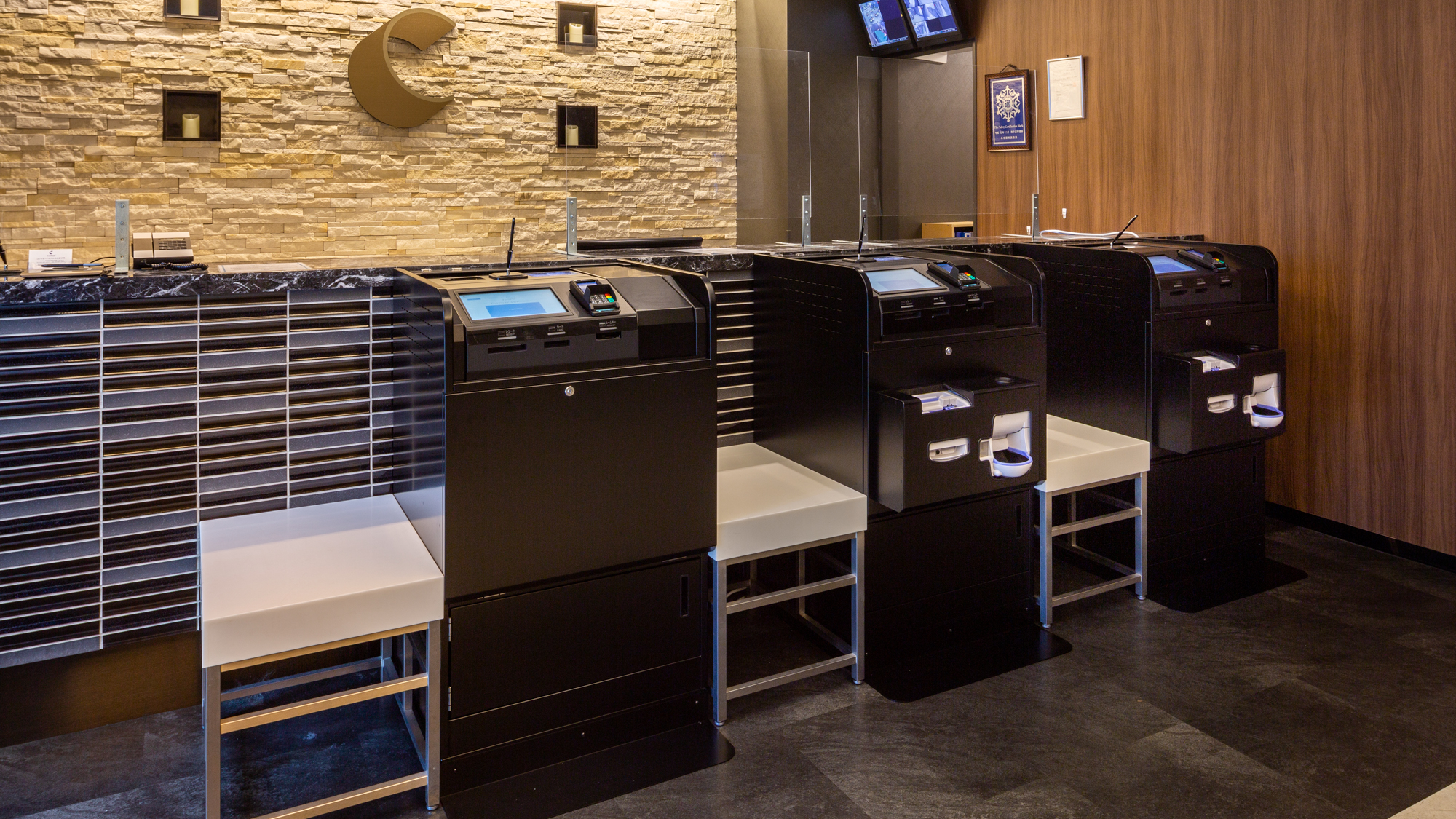 【セルフチェックイン・アウト機】端末で簡単手続き。現金・カード・QR決済に対応しています。