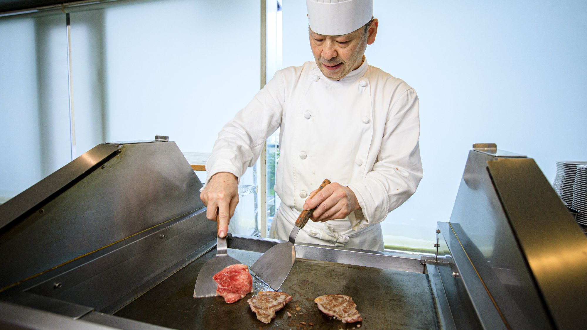 約20種の具材で作るよくばり丼が人気！＜「スカイホール」和洋バイキング＞