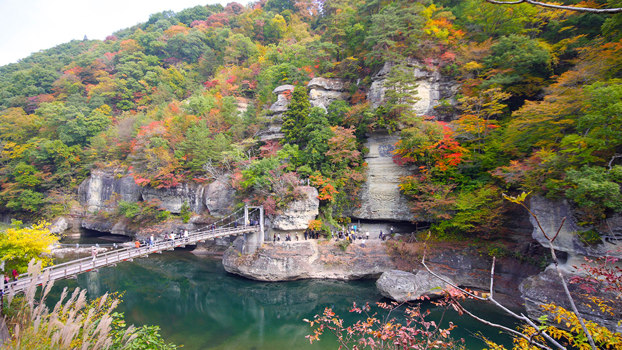 【半日観光ツアー】甲子高原と塔のへつりの紅葉観光＆道の駅しもごうツアー＜お食事はバイキング＞