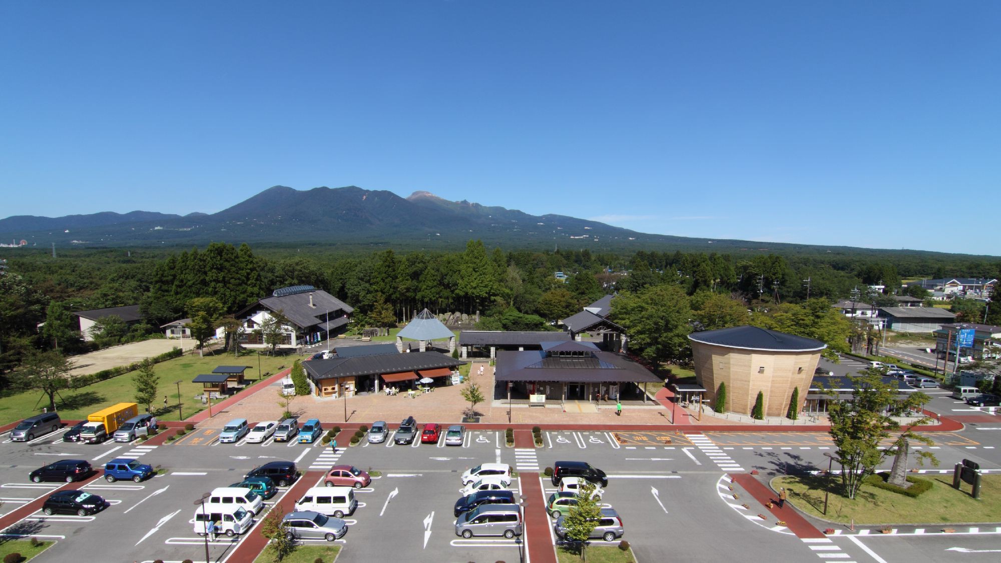 【半日観光ツアー】道の駅友愛の森でのお買い物＆白河南湖公園巡りツアー＜お食事はバイキング＞