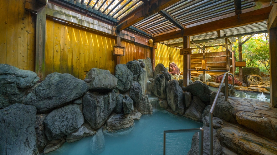 ◇フォレストヴィラ館＜森の湯＞硫黄泉と混合泉2種類の温泉を楽しめる露天風呂