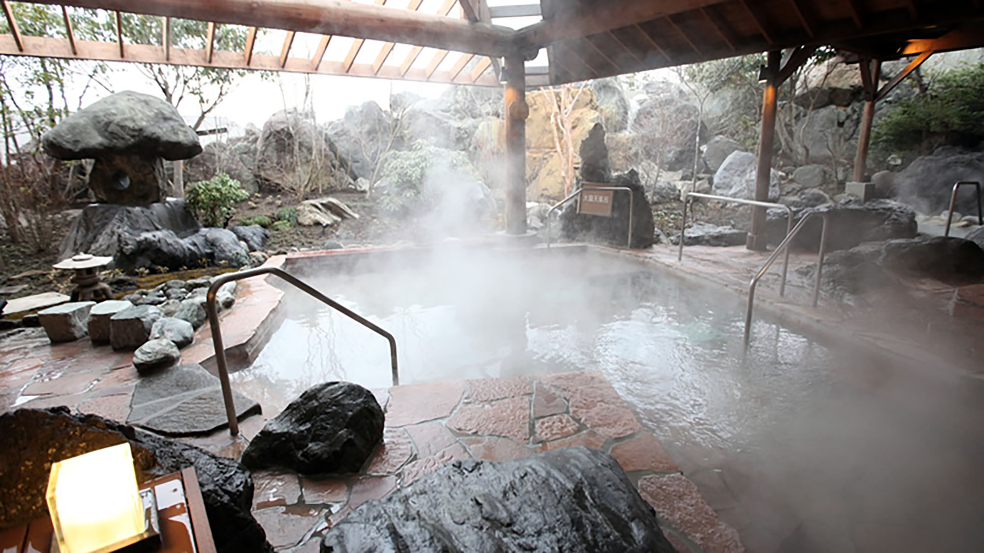 湯遊天国（本館）硫黄大露天風呂