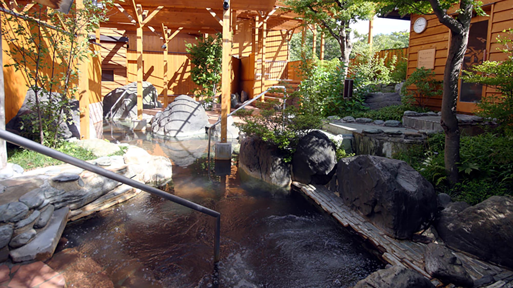 湯遊天国（本館）硫黄露天風呂