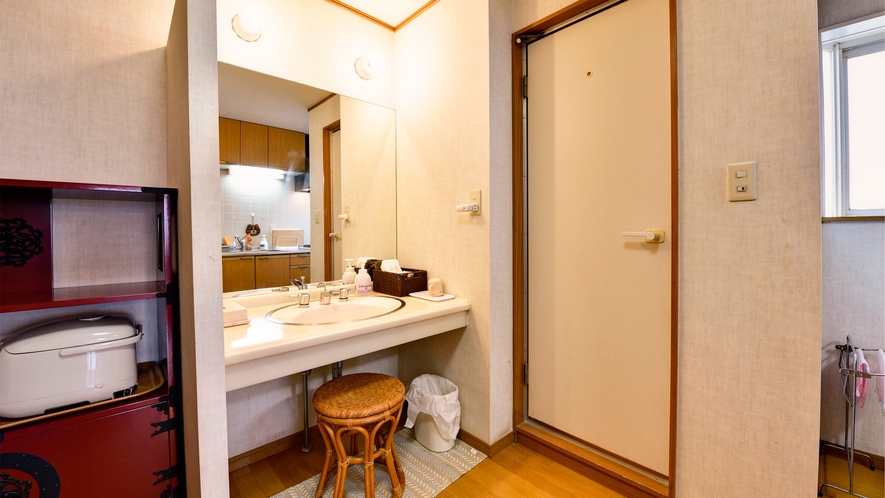 *【部屋/和室10畳】洗面所・トイレはセパレートです。