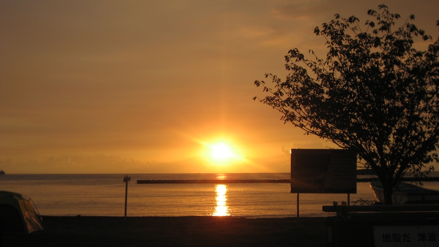 *綺麗な浜辺88選に選ばれた土肥海岸の夕日は絶景です。
